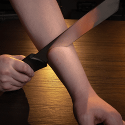 Murphy's Magic Knife Through Arm demonstratie van een sterke illusie goocheltruc