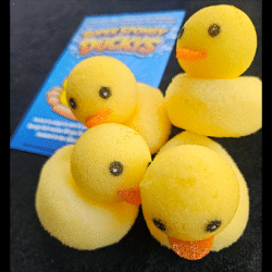 Super sponsachtige eendjes (4) zachte sponge props voor comedy en close-up goocheltrucs